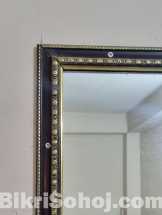 আকর্ষণীয় ক্লাসিক গোল্ডেন বর্ডারের আয়না বিক্রয় হইবে।